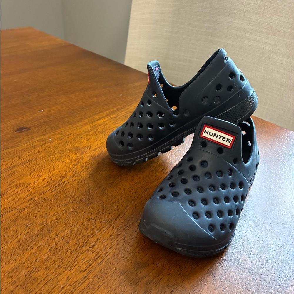 Hunter Kids navy clogs toddler size 6 (UK 5)